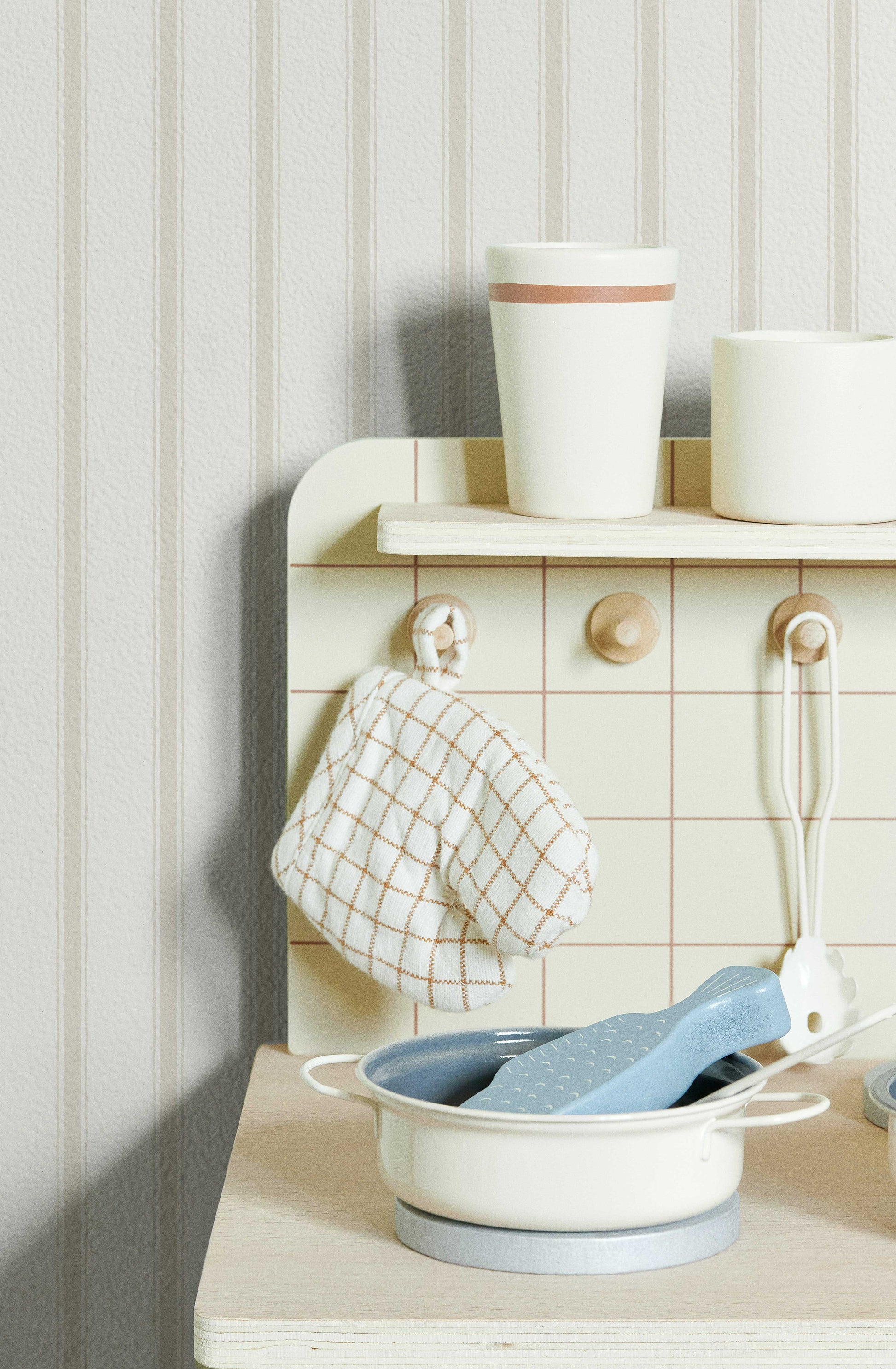 Moulding Line Wallpaper in Pale Cream