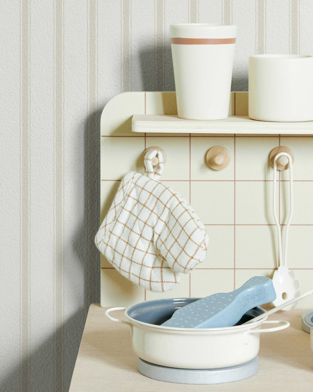 Moulding Line Wallpaper in Pale Cream - Riverpine